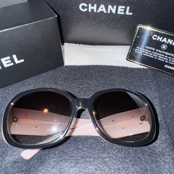 CHANEL Black and Pink Oversized Sunglasses - Picture 1 of 16